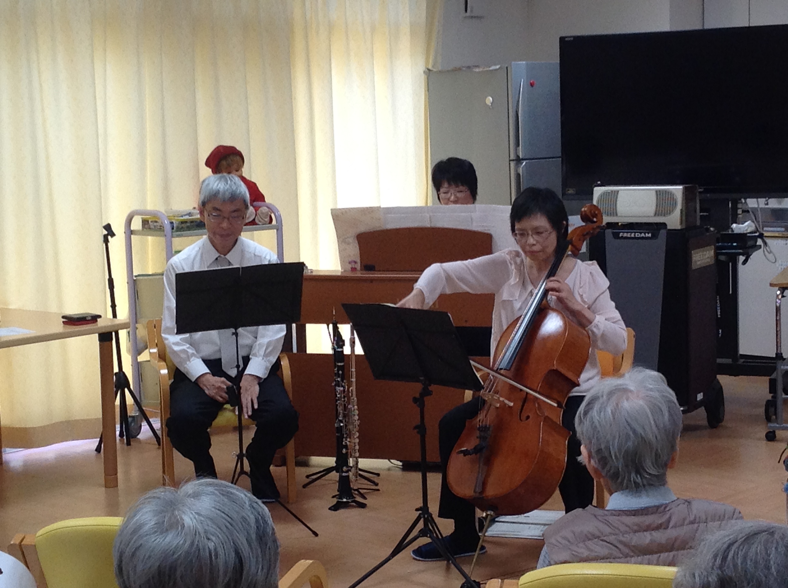 画像3:芝生とビル