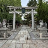 スーパーコート高石羽衣の隣にある高石神社の鳥居と狛犬、石畳の参道