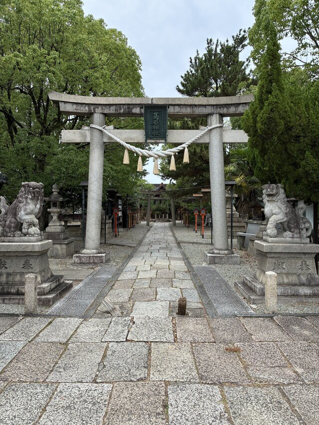 スーパーコート高石羽衣の隣にある高石神社の鳥居と狛犬、石畳の参道