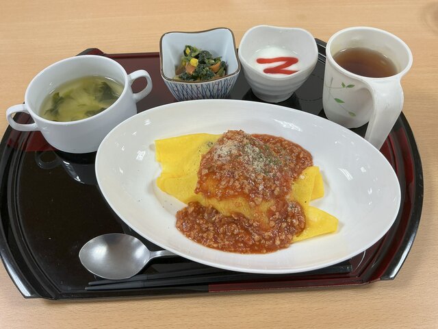 <img src="2026.6.29昼プライム.jpg" alt="スーパーコート高石羽衣のマルタマデーのランチ。黒いお盆に載った、たっぷりのボロネーゼソースがかかったオムライス、ほうれん草のソテー、コンソメスープ、苺のソースがかかったヨーグルトとお茶。">