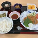 スーパーコート高石羽衣のごちそうメニュー。三元豚のおろしカツ、ご飯、お味噌汁、昆布豆、しろ菜の辛子和え、カットオレンジが載った御膳の様子