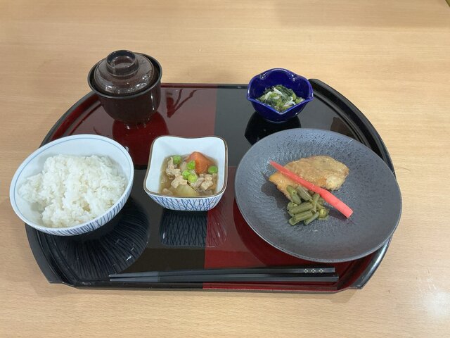 <img src="2026.6.29夕プライム.jpg" alt="半月盆に綺麗に盛り付けられたスーパーコート高石羽衣の夕食「プライムメニュー」。白いご飯、蓋付きの汁椀に入った清汁、鶏じゃがの小鉢、小松菜のお浸し、そしてメインの赤魚の味噌漬け焼き（はじかみ生姜とインゲン添え）が並んでいる様子。">