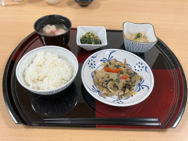 alt="スーパーコート高石羽衣で提供された「元気いっぱい薬膳料理〜疲労回復〜」のメニュー。お盆の上に載った、ご飯、お味噌汁、豚肉と青梗菜のオイスターソース炒め、大根の生姜煮、ほうれん草の菊花和え"