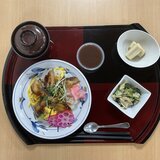 スーパーコート高石羽衣の土用の丑の日行事食（うなぎちらし寿司、青梗菜の湯葉和え、赤出汁、水羊羹）