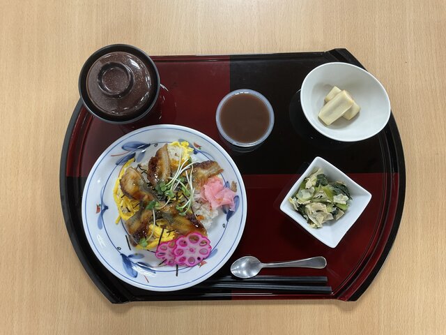 スーパーコート高石羽衣の土用の丑の日行事食（うなぎちらし寿司、青梗菜の湯葉和え、赤出汁、水羊羹）