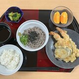 スーパーコート高石羽衣の「ごちそうメニュー」天ざる定食（ざるそば、天婦羅盛り合わせ、ブロッコリーの香味和え、ご飯、フルーツ）