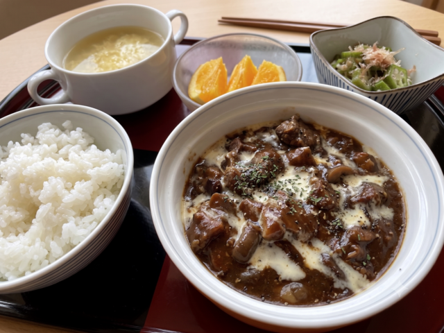 alt="スーパーコート高石羽衣で提供されたプライムメニューのビーフストロガノフ、ご飯、コンソメスープ、オクラのドレッシング和え、オレンジ"