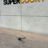 有料老人ホーム「スーパーコート高石羽衣」の玄関。SUPERCOURTの壁面ロゴの下、グレーの受付カウンターの上に置かれた虫除け用のオニヤンマの模型。