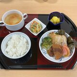 スーパーコート高石羽衣の昼食「プライムメニュー」。お盆の上に、ご飯、メインの鶏肉のアスパラチーズ巻きとハムカツ・生野菜の盛り合わせ、白菜のドレッシング和え、人参入りのコンソメスープ、カットパイナップルが綺麗に並んでいる様子。