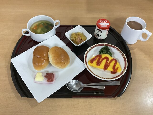 alt="スーパーコート高石羽衣の朝食「プライムメニュー」（ロールパン、オムレツ、コンソメスープ、ハムポテト、チチヤスヨーグルト、飲み物）"