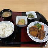 スーパーコート高石羽衣のプライムメニュー。和牛コロッケ、ハムカツ、がんもの煮物、胡瓜の酢の物、豚汁、ご飯が並んだお膳。