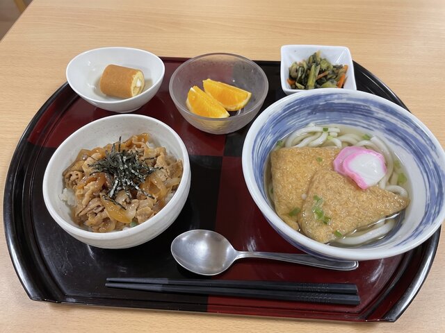 alt="スーパーコート高石羽衣の昼食プライムメニュー（ミニ豚丼、大きなお揚げのきつねうどん、小松菜のお浸し、オレンジ、ロールケーキ）"