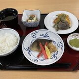 スーパーコート高石羽衣の昼食プライムメニュー（ほっけの塩焼き、ミニ天婦羅、冷奴、清汁、ご飯、抹茶塩）