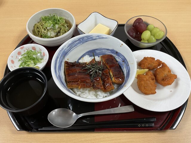 alt="スーパーコート高石羽衣の月祭豪華メニュー（鰻のひつまぶし、鶏肉の唐揚げ、冷やし茶蕎麦、玉子豆腐、ぶどう）"