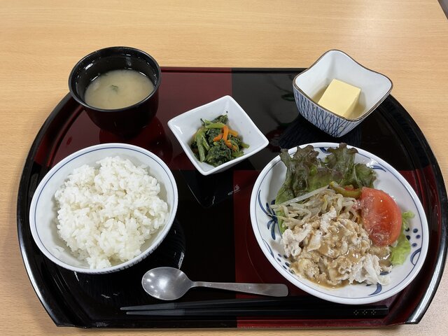 alt="スーパー・コート高石羽衣の夕食プライムメニュー。メインの豚肉の胡麻ダレかけ、菊菜のソテー、玉子豆腐、お味噌汁、ご飯が並んだお膳"