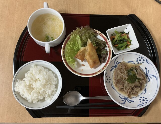 スーパーコート高石羽衣の夕食「プライムメニュー」（ご飯、プルコギ、サニーレタスを添えた春巻き、ナムル、中華スープ）