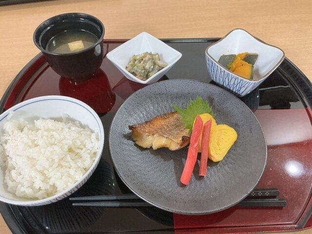 alt="スーパーコート高石羽衣の夕食プライムメニュー(赤魚の山椒焼き、南瓜の煮物、オクラの胡麻ドレ和え、お味噌汁、ご飯)"