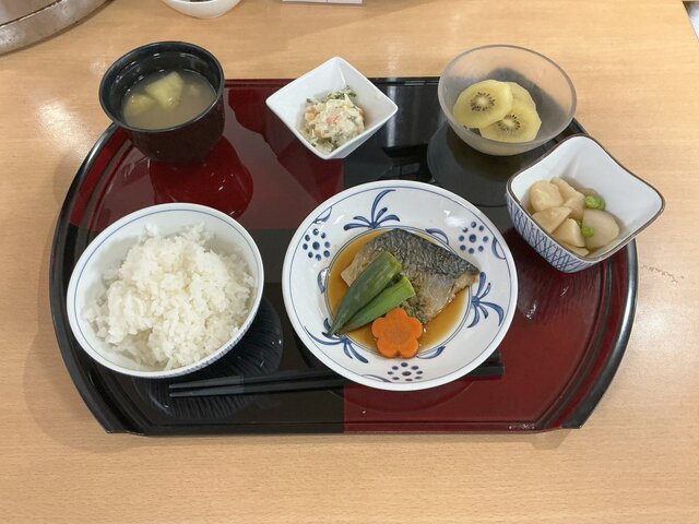 alt="スーパーコート高石羽衣の夏バテ予防薬膳料理（鯖の大葉焼き〜ポン酢タレ〜、長芋の煮物、コールスローサラダ、お味噌汁、キウイ、ご飯）"