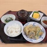 スーパーコート高石羽衣の和風トレイに乗った、サクサクの天婦羅盛り合わせ（鶏天、カボチャ、ナス、ピーマン）、鮮やかな黄色の玉子焼き、シラス入りの菊菜の和え物、蓋付きの味噌汁、白米が並ぶ特別な「プライムメニュー」の全体写真。