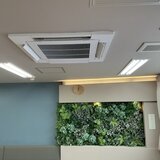 スーパーコート高石羽衣の2階共用スペースの天井に新しく取りつけられたきれいな天井埋込型エアコン
