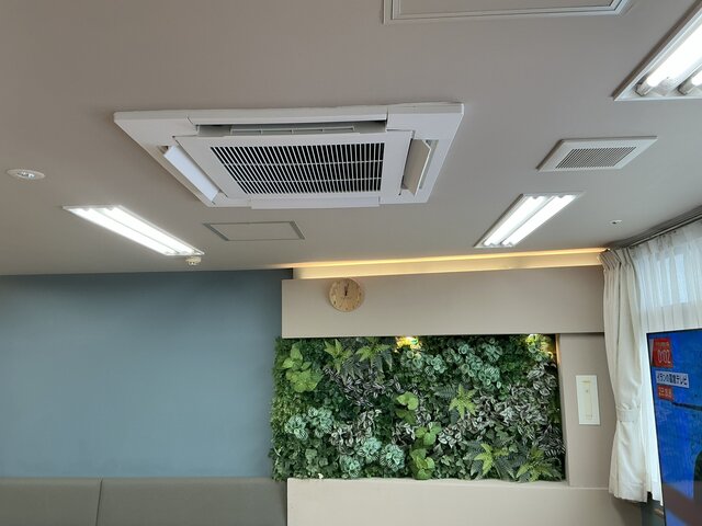 スーパーコート高石羽衣の2階共用スペースの天井に新しく取りつけられたきれいな天井埋込型エアコン