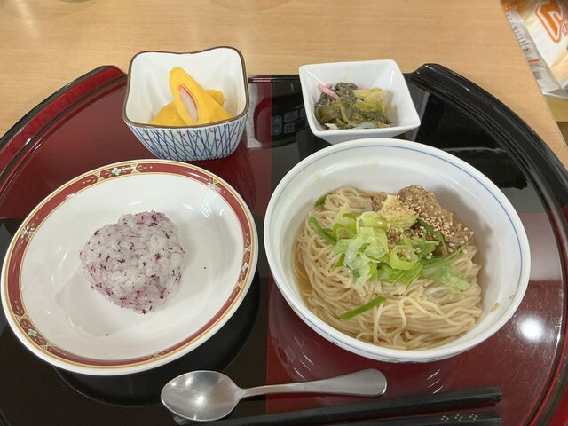alt="スーパーコート高石羽衣のご当地グルメランチ（滋賀県名物の焼き鯖素麺、ゆかりおにぎり、カニカマの玉子焼き、酢味噌和え）"