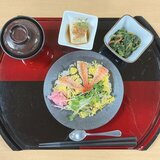 スーパーコート高石羽衣の「プライムメニュー」：豪華なエビ入りちらし寿司と小鉢（ほうれん草のうま煮、冷奴）、蓋付きの清汁椀が並んだ和食膳。