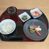 スーパーコート高石羽衣の夕食「プライムメニュー」（鰆の塩焼き、海老と枝豆のしんじょ、チンゲンサイの辛子和え、清汁、ご飯）