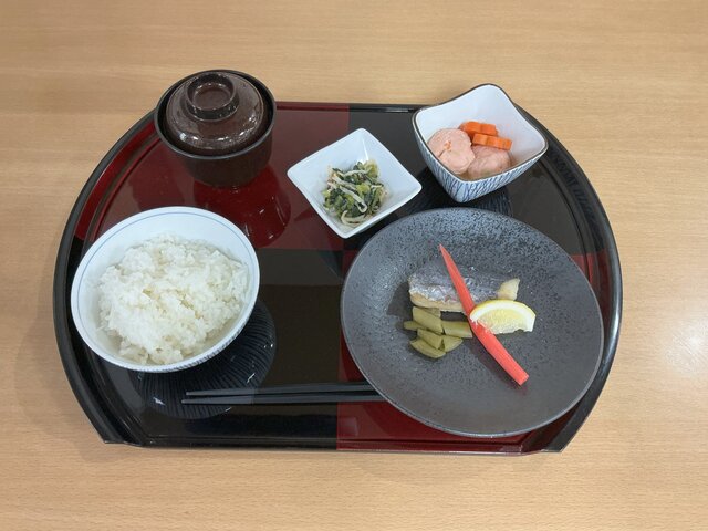 スーパーコート高石羽衣の夕食「プライムメニュー」(鰆の塩焼き、海老と枝豆のしんじょ、チンゲンサイの辛子和え、清汁、ご飯)