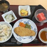 お膳に乗ったスーパーコート高石羽衣の「山の日」イベント食。手前にわらびと筍の炊き込みご飯と鶏天の皿（人参とインゲン添え）。奥に赤出汁、オクラとろろ、黄色いピーマンの炒め物、スイカが並ぶ。