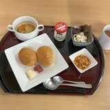 スーパーコート高石羽衣の朝食プライムメニュー（ロールパン、大豆のトマト煮、スパゲティサラダ、コンソメスープ、チチヤスヨーグルト、飲み物）