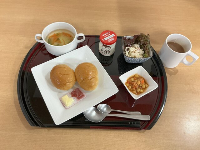 スーパーコート高石羽衣の朝食プライムメニュー（ロールパン、大豆のトマト煮、スパゲティサラダ、コンソメスープ、チチヤスヨーグルト、飲み物）