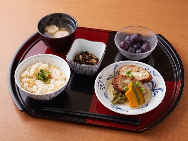 alt="スーパーコート高石羽衣のお盆特別メニュー（生姜ご飯、豆腐のまさこ揚げ、ひじきの煮物、お味噌汁、季節のフルーツのぶどう）"