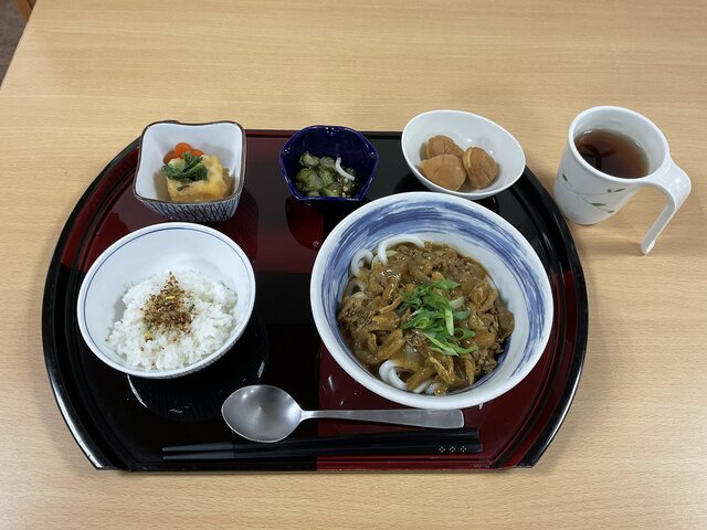 alt="スーパーコート高石羽衣の昼食プライムメニュー(カレーうどん、ミニふりかけご飯、揚げだし豆腐、胡瓜のもろみ和え、ひとくち和菓子)"