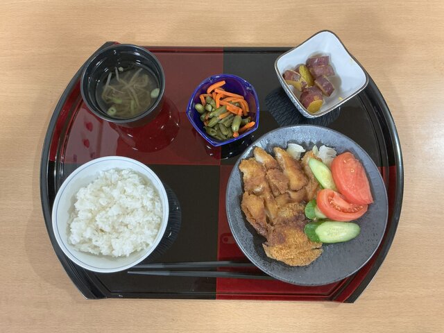 alt="スーパーコート高石羽衣の夕食プライムメニュー（もうかたれカツ、茄子の肉のせフライ、さつま芋の甘煮、いんげんの青ドレ和え、清汁、ご飯）"