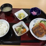 スーパーコート高石羽衣の夕食プライムメニュー（牛肉コロッケ、帆立フライ、筑前煮、白菜サラダ、お味噌汁、漬物、ご飯）
