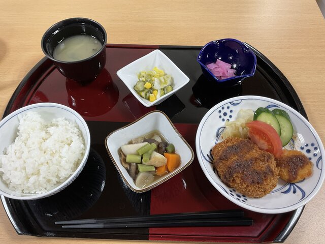スーパーコート高石羽衣の夕食プライムメニュー（牛肉コロッケ、帆立フライ、筑前煮、白菜サラダ、お味噌汁、漬物、ご飯）