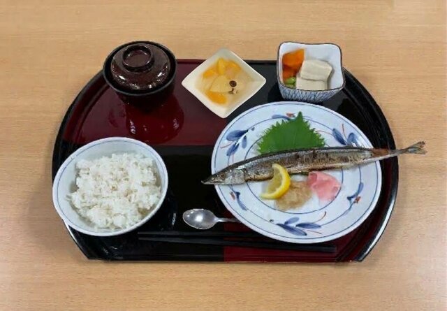 alt="スーパーコート高石羽衣の昼食ごちそうメニュー：さんまの塩焼き、高野豆腐の煮物、味噌汁、ご飯、フルーツみつ豆の和食膳"