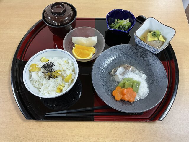 alt="スーパーコート高石羽衣の十五夜特別メニュー（栗ご飯、白身魚のとろろ蒸し、蓮根饅頭の湯葉あんかけ、菊菜のお浸し、赤出汁、フルーツ）"