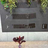 スーパーコート高石羽衣の玄関カウンターに飾られた深紅のケイトウ（鶏頭）の花瓶