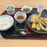 スーパーコート高石羽衣の水曜日ごちそうメニュー（大海老の天婦羅盛り合わせ、茶碗蒸し、しろ菜のさっと煮、ご飯、デザート）