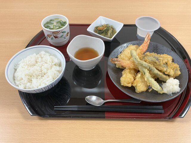 スーパーコート高石羽衣の水曜日ごちそうメニュー（大海老の天婦羅盛り合わせ、茶碗蒸し、しろ菜のさっと煮、ご飯、デザート）
