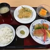 スーパーコート高石羽衣の水曜日ごちそうメニュー（金目鯛の西京焼き、野菜天ぷら、抹茶塩、ご飯、すまし汁、フルーツ