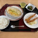 スーパーコート高石羽衣の水曜日ごちそうメニュー（グラタン、手作り海老フライ、ご飯、小松菜のお浸し、デザート）
