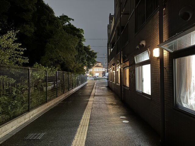 alt="夜のスーパーコート高石羽衣脇の通路から見渡す、提灯の明かりが灯る高石神社の風景"