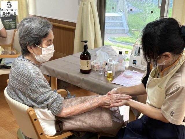 モモカフェハンドケア.jpg