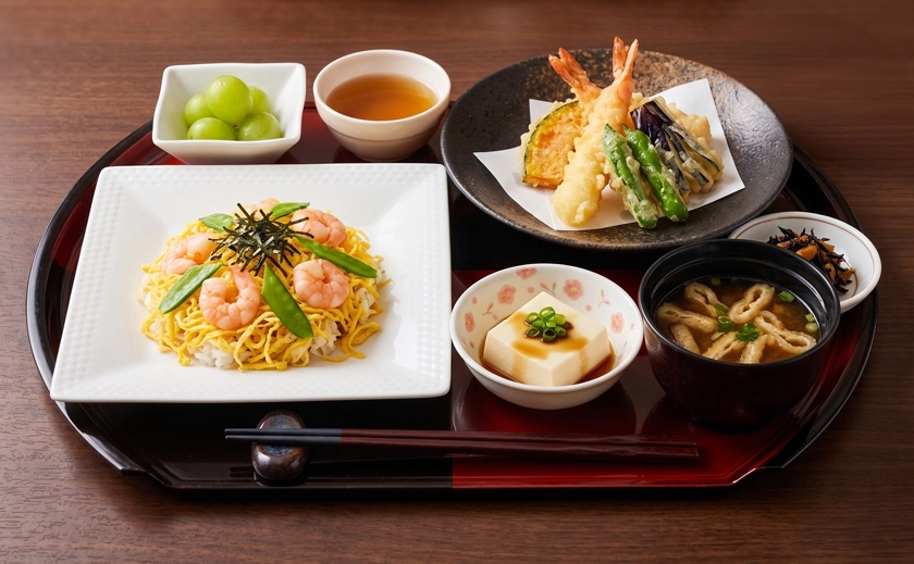 華やかな海老の散らし寿司と、揚げたて天ぷら盛り合わせ