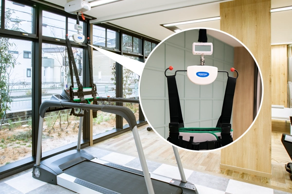 免荷装置を使用したパーキンソン病向け歩行訓練の様子