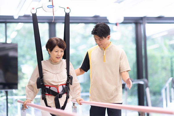 「免荷（めんか）装置付トレッドミル」による歩行トレーニング