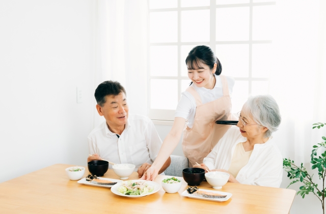 建物の外観を見上げる高齢者夫婦